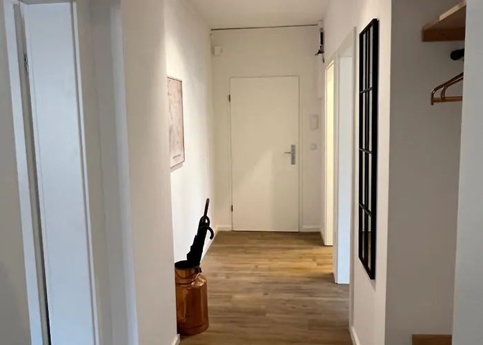 Kranich Mit 3 Zimmern, Infrastrukturlage Hh Langenhorn, Naehe Airport, Boxspringbetten Und Arbeitsplaetzen Mit Glasfaser Wlan