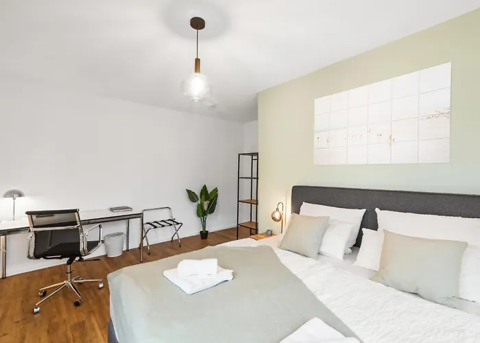 Kranich Mit 3 Zimmern, Infrastrukturlage Hh Langenhorn, Naehe Airport, Boxspringbetten Und Arbeitsplaetzen Mit Glasfaser Wlan Hamburg