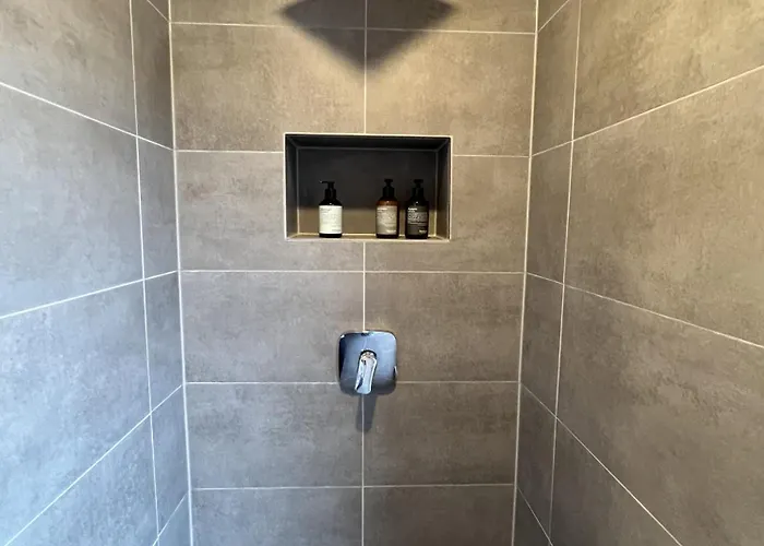 Kranich Mit 3 Zimmern, Infrastrukturlage Hh Langenhorn, Naehe Airport, Boxspringbetten Und Arbeitsplaetzen Mit Glasfaser Wlan *